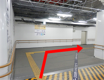 2階では案内掲示、足元案内をたどりお進みください。