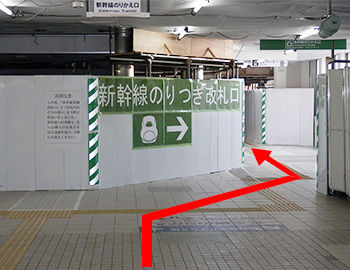 エレベーターわきの通路へ